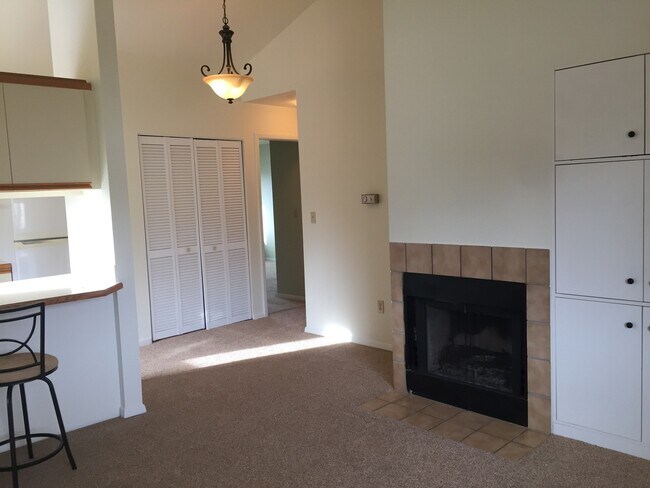 Foto del edificio - One Bedroom Top Floor Corner Unit Condo