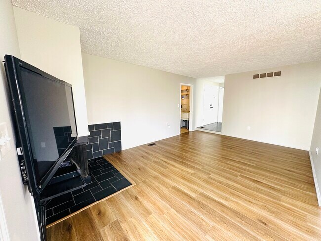 Foto del edificio - 537 Randall Dr