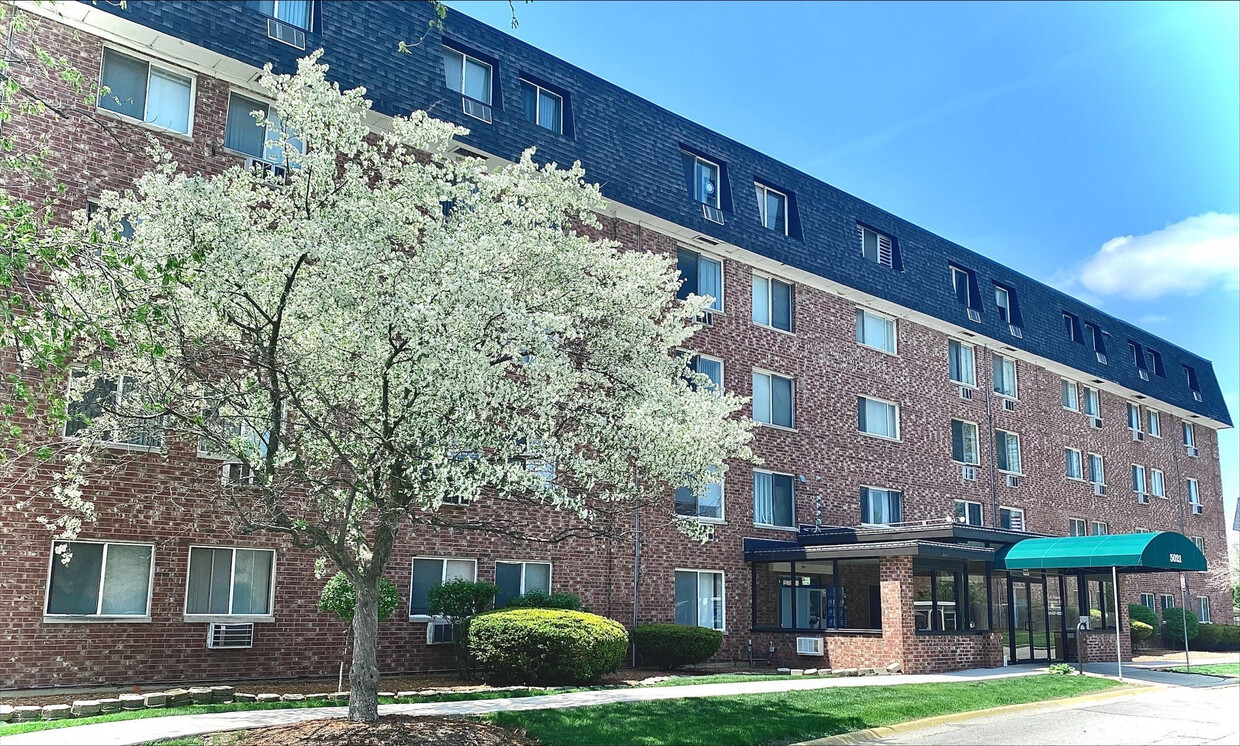 Primary Photo - Bartlett Court Apartments