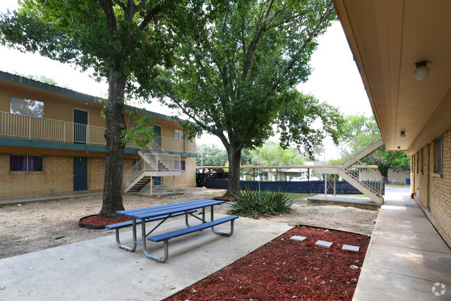 Picnic Area - Oakbrook Crossing