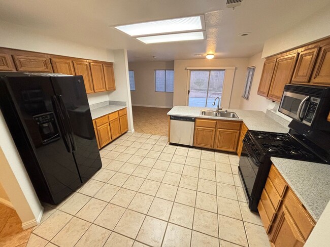 Building Photo - Beautiful and spacious 3 Bedroom / 2.5 Bat...