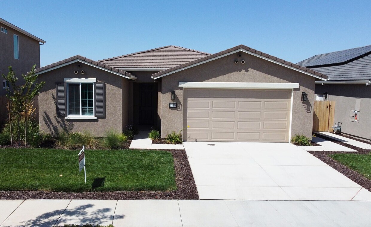 Foto principal - Well maintained 4-bedroom, 2-bathroom home...