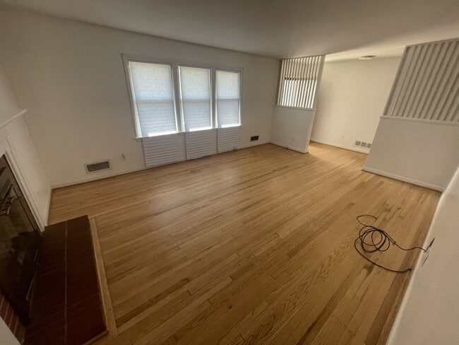 Building Photo - 3 Bd 2 Ba Detached