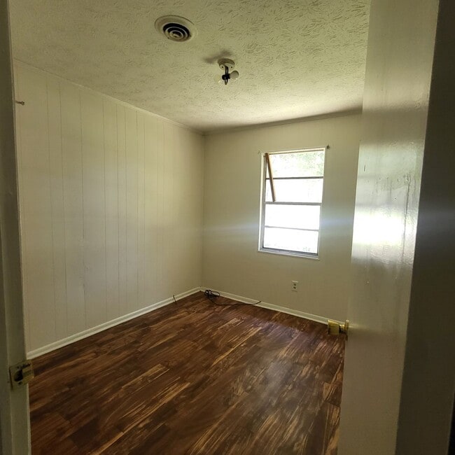 Building Photo - 302 Larsen St