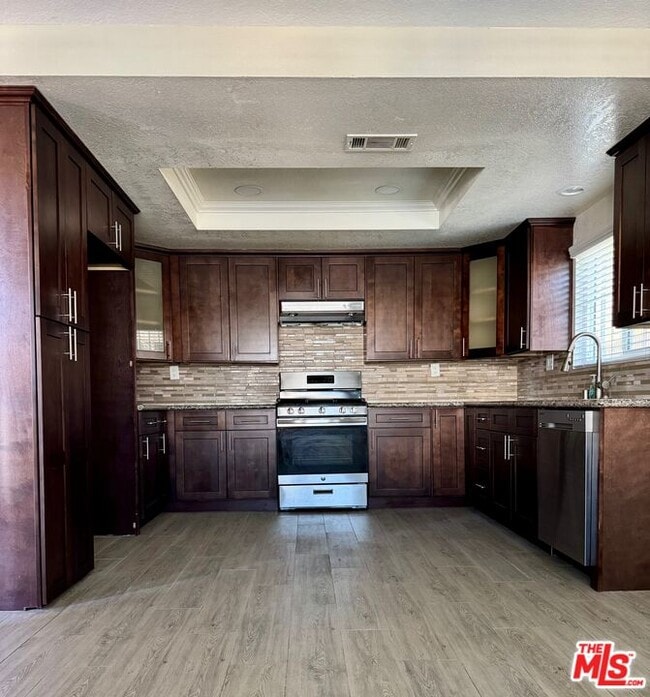 Foto del edificio - 1616 W 206th St