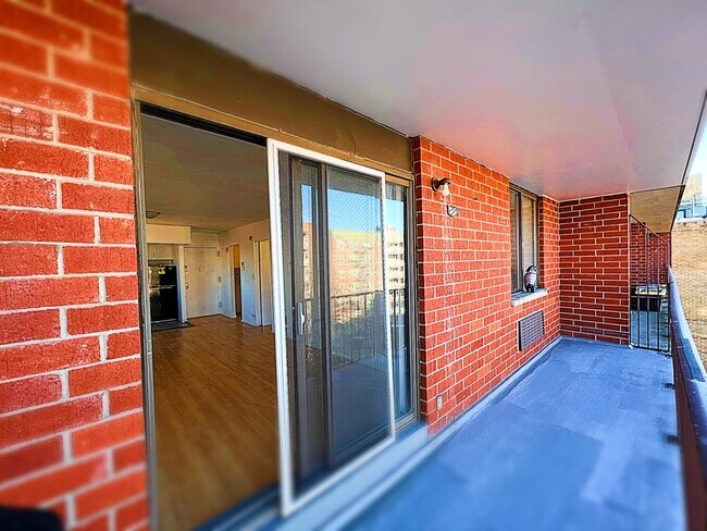 Building Photo - ***1 Bed RENT READY!  w/BALCONY & Elevator!
