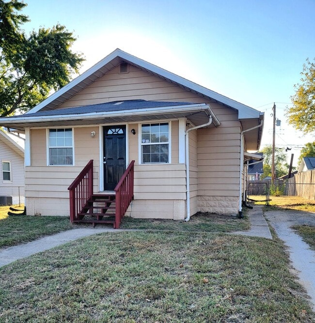 Building Photo - Updated and rent ready...450 Hamilton, Woo...