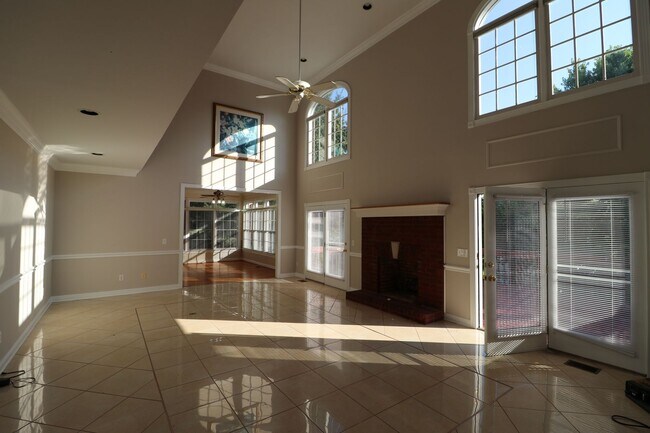 Building Photo - Beautiful Ballentrae Home