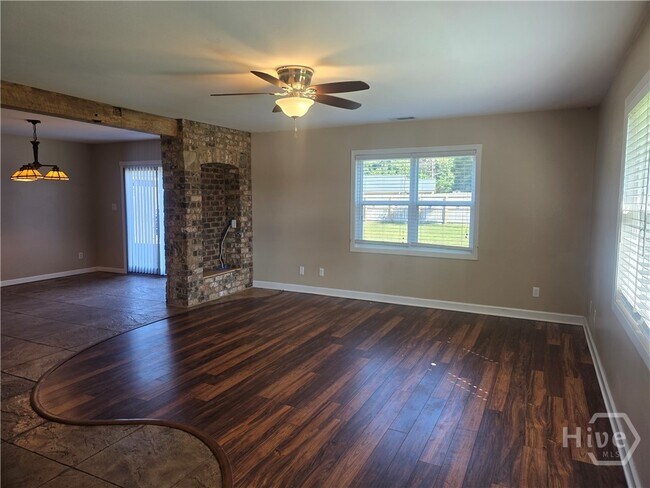 Foto del edificio - 310 W 5th St