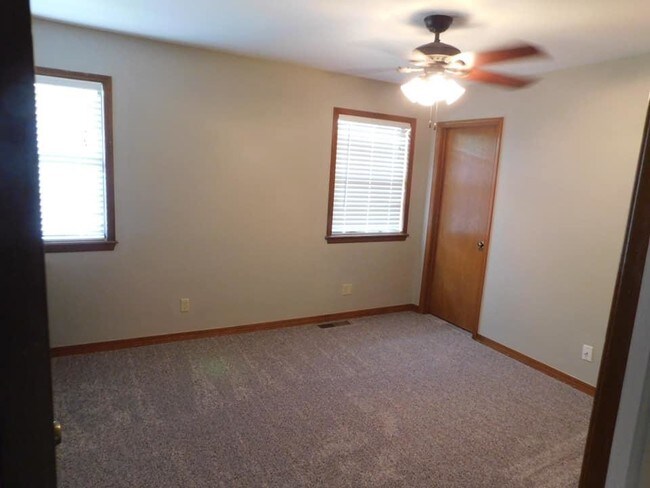 Building Photo - 3607 W Lakeview Dr