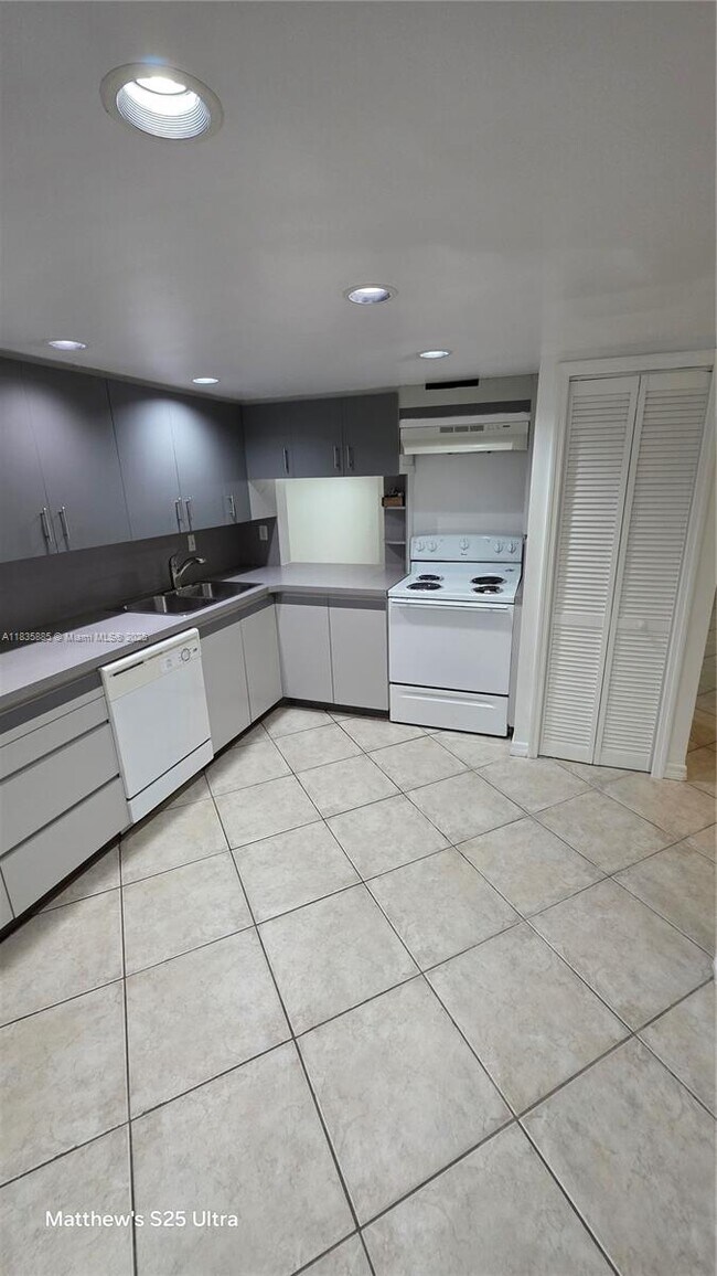 Building Photo - 6611 Racquet Club Dr