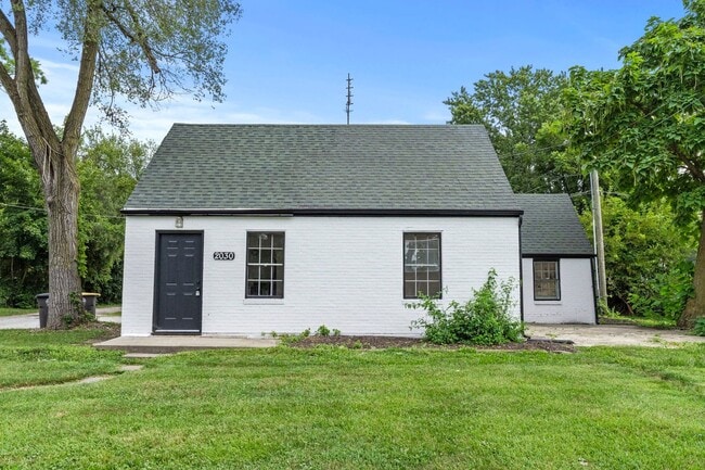 Building Photo - 2 BEDROOM HOME!