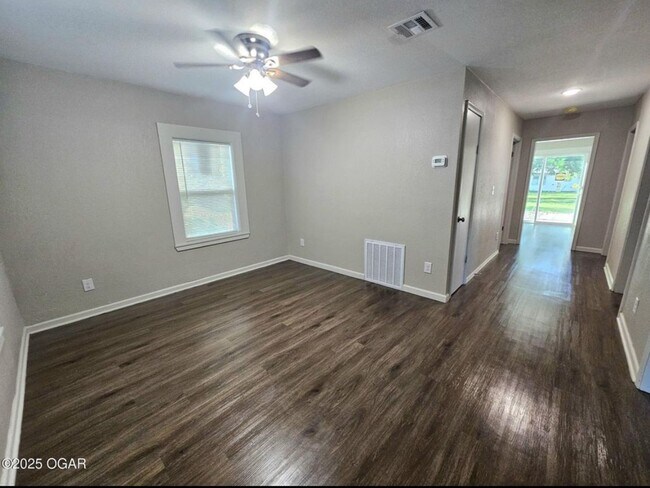 Building Photo - 427 E BJ Tunnell Blvd