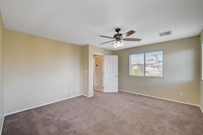 Foto del edificio - 4bd Home