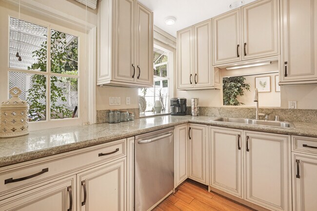 Foto del edificio - 5845 Topanga Canyon Pl
