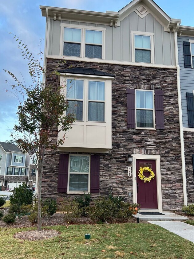 Beautiful End Unit Townhouse Townhome Rentals in Cary NC