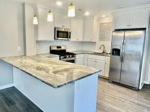 Building Photo - 525 S Oak St