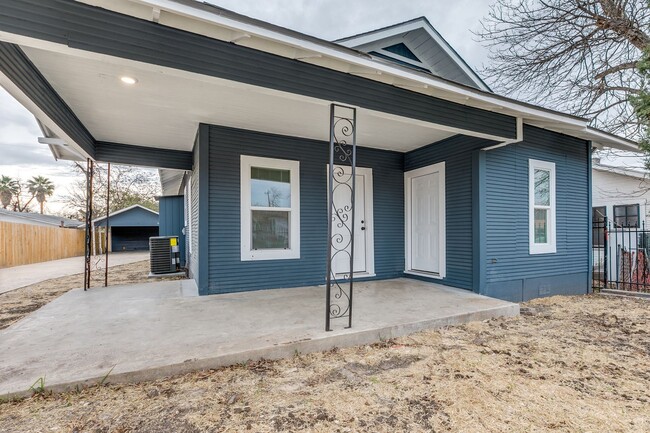 Building Photo - RENOVATED 4-BEDROOM IN HOT WELLS