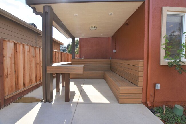 Foto del edificio - Gorgeous Home in Desirable Los Gatos: Four Bedrooms, Two and One-Half Bathrooms SFR
