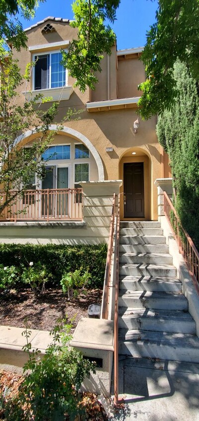 Primary Photo - GORGEOUS 3 Bed/2.5 Bath Townhome in RIVERM...