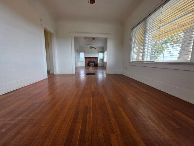 Building Photo - *** MOVE IN SPECIAL - $500.00 OFF FIRST MONTHS RENT***