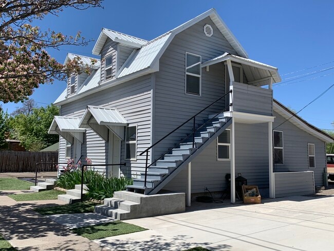 Building Photo - 214 3rd St W