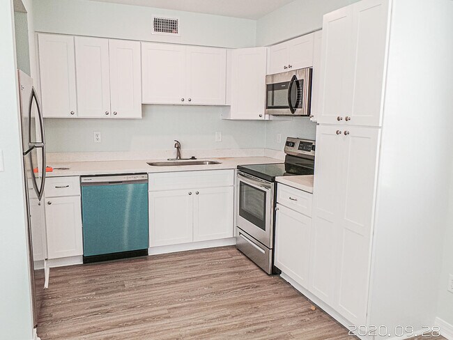 Building Photo - 723 S Berthe Ave