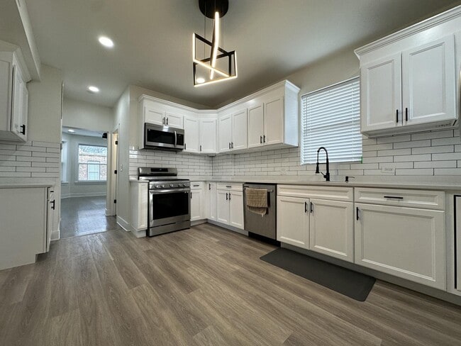 stainless steel huge kitchen - 2630 N Fairfield Ave