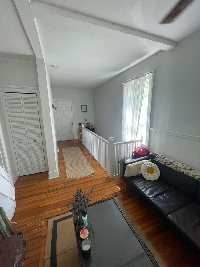 Foto del edificio - Renovated 2 Bedroom Upstairs Apartment in ...