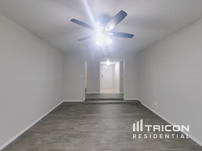 Building Photo - 4901 W Dahlia Dr