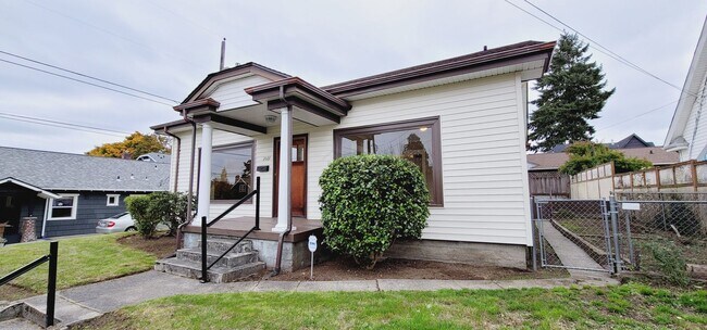 Building Photo - Rare opportunity to live in a stunning 5 B...