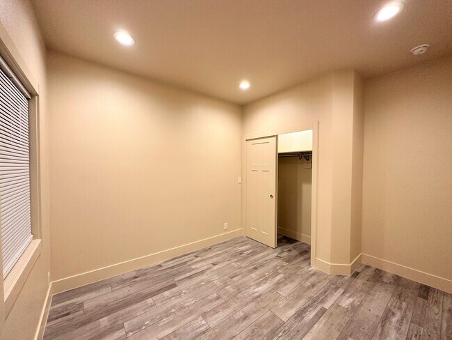 Building Photo - Quarter Deck Apartment