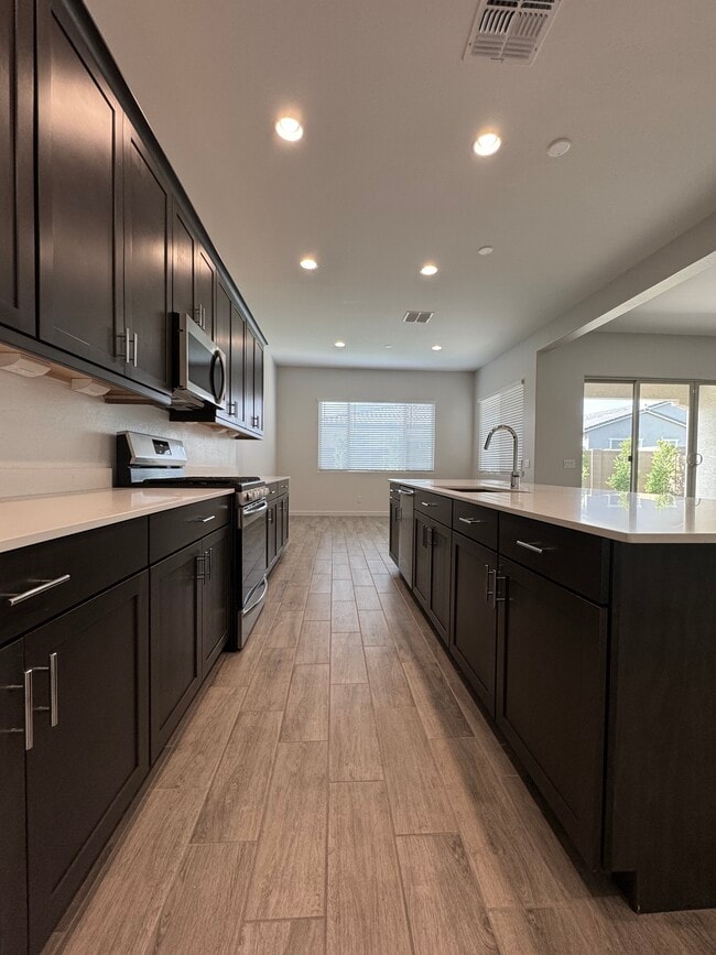 Quartz counter tops - 2996 E Birdsong Ave