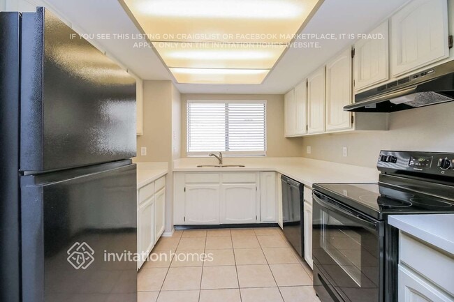 Building Photo - 1966 N Blackstone Dr