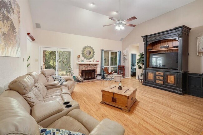 Building Photo - 1402 Creekview Dr
