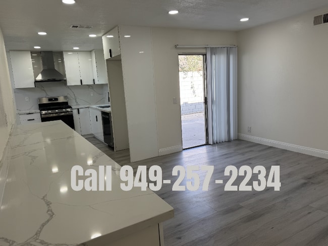 Building Photo - 4914 E Gayann Dr