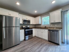 Building Photo - 2210 Brookview Ave
