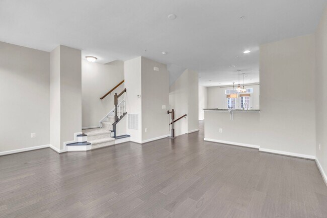 Building Photo - Luxurious 4 Bed 4.5 Bath Brick Townhome In...