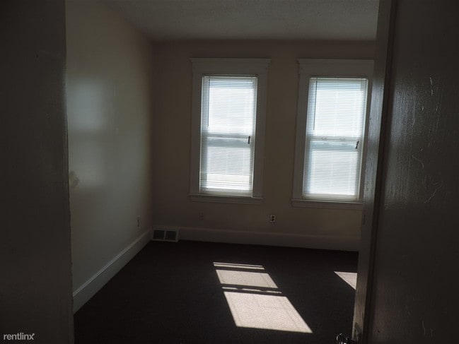 Building Photo - 3 br, 1 bath Duplex - 320 Howard Ave Fl 2