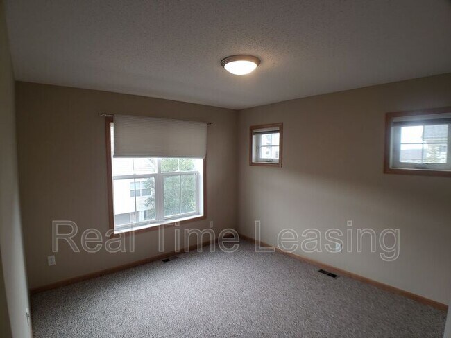 Foto del edificio - 8051 Larch Ln N