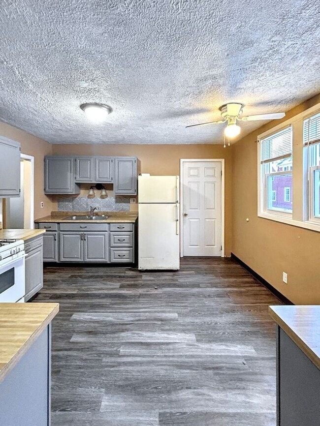 Building Photo - Charming 3-Bedroom Home with Modern Comfor...