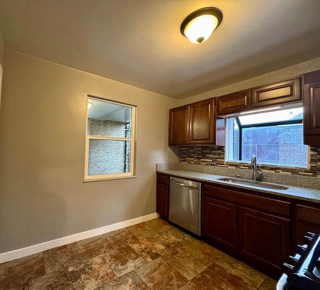 Building Photo - Updated 3 Bedroom 2 Bath Single Family Hom...