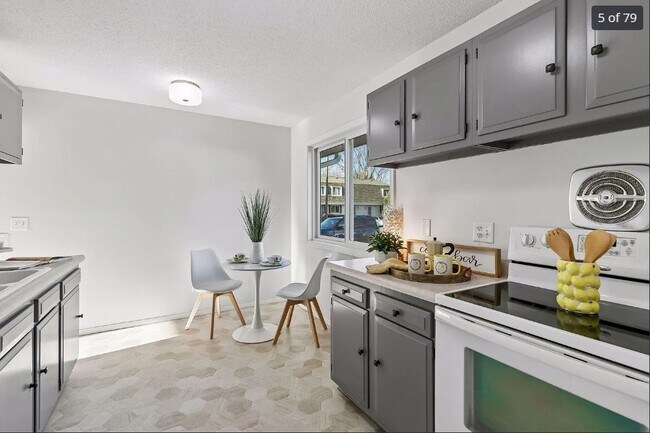 Building Photo - 411 Dorland Pl S