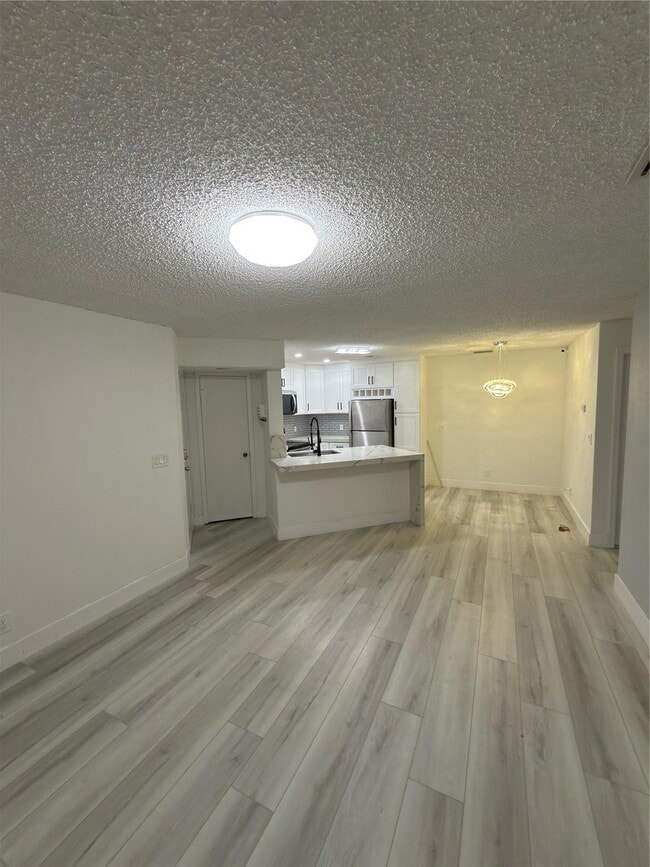 Foto del edificio - 3470 Pinewalk Dr N