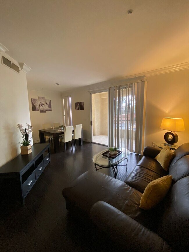 Building Photo - Charming Fully Furnished 1 Bedroom Condo: ...