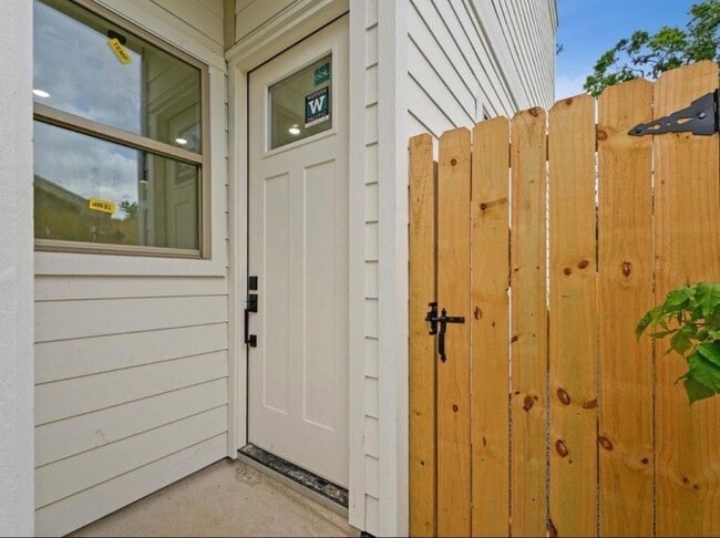 Building Photo - 7418 Maxroy St