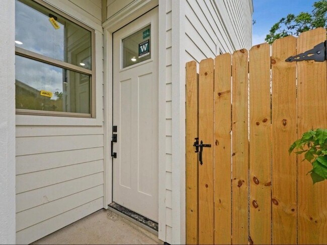 Foto del edificio - 7418 Maxroy St