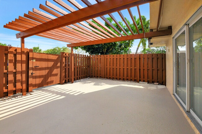 Building Photo - 2555 Albatross Rd N