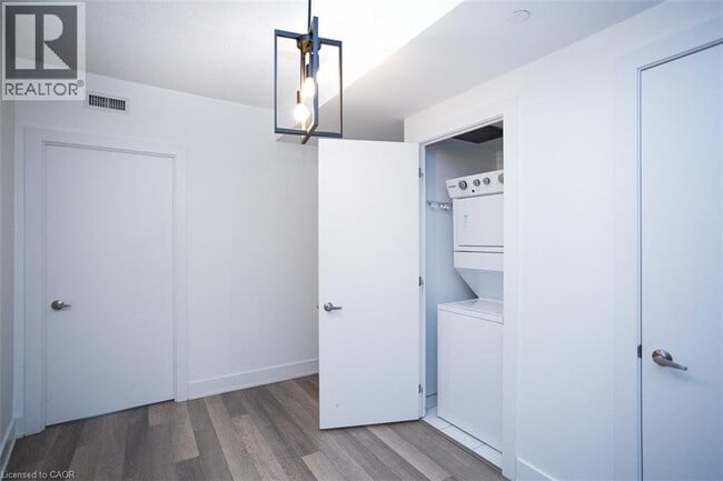 Building Photo - 5260 Dundas St