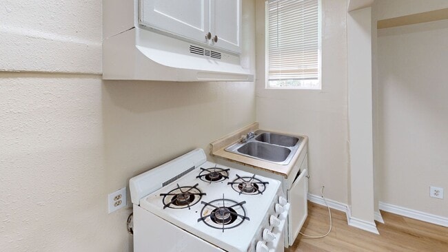 Interior Photo - 405 N Soto St